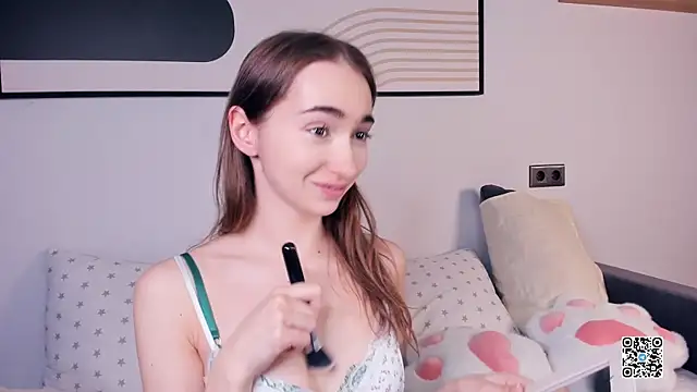 Snapshot of PollyBeev chatting on 14, 9, 2025 PollyBeev online show from 14, 9, 2025