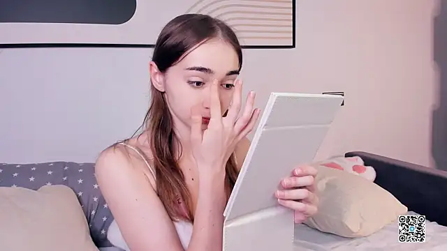 Snapshot of PollyBeev chatting on 19, 9, 2025 PollyBeev online show from 19, 9, 2025