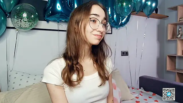 Snapshot of PollyBeev chatting on 12, 10, 2025 PollyBeev online show from 12, 10, 2025