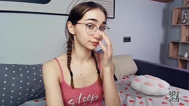 Snapshot of PollyBeev chatting on 19, 10, 2025 PollyBeev online show from 19, 10, 2025