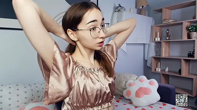 Snapshot of PollyBeev chatting on 24, 10, 2025 PollyBeev online show from 24, 10, 2025