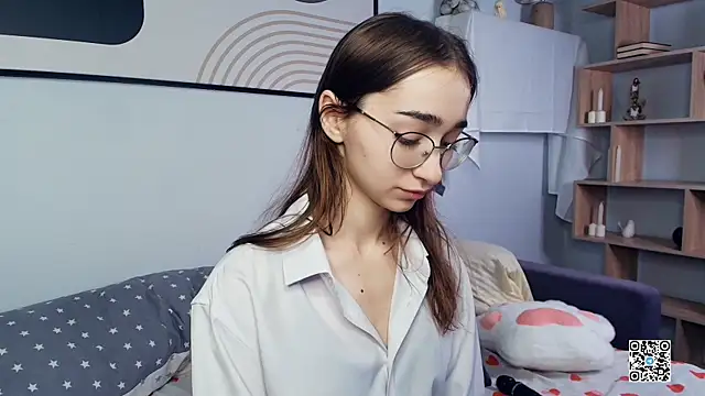 Snapshot of PollyBeev chatting on 25, 10, 2025 PollyBeev online show from 25, 10, 2025