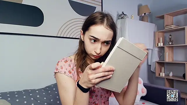 Snapshot of PollyBeev chatting on 27, 10, 2025 PollyBeev online show from 27, 10, 2025