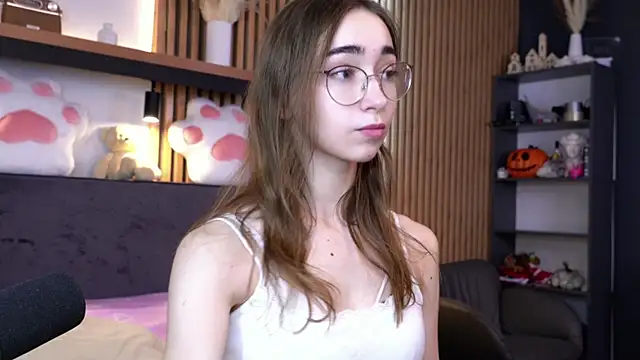 Snapshot of PollyBeev chatting on 7, 11, 2025 PollyBeev online show from 7, 11, 2025