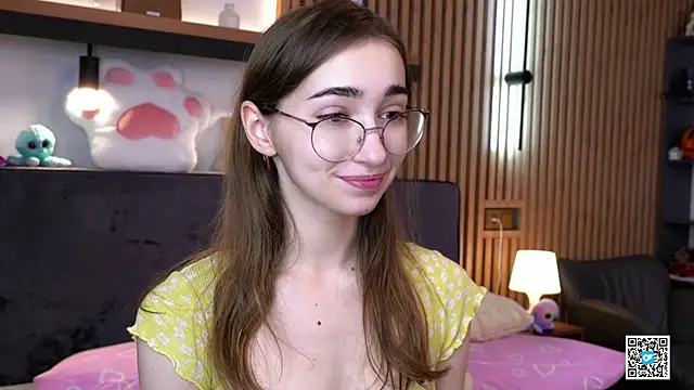 Snapshot of PollyBeev chatting on 8, 11, 2025 PollyBeev online show from 8, 11, 2025