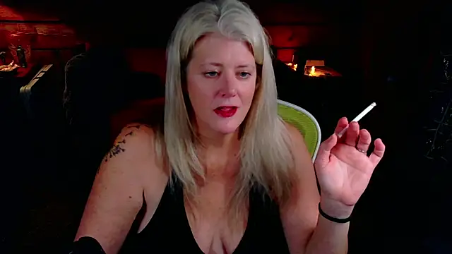 Snapshot of AliceHarlot chatting on 19, 11, 2025 AliceHarlot online show from 19, 11, 2025