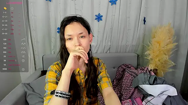 Emily Strikeee online show from 15, 12, 2024