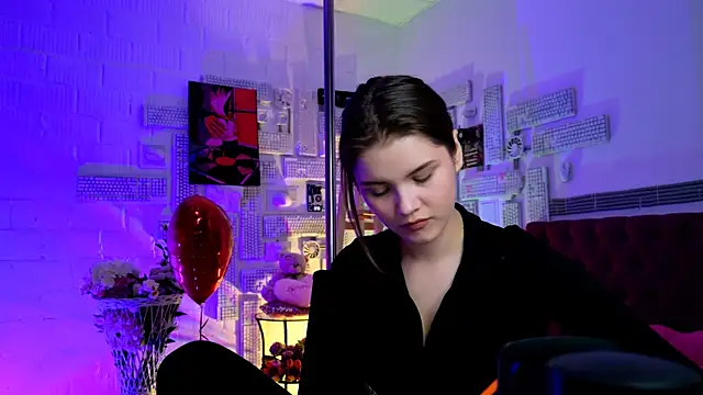 EvaThopson online show from 13, 2, 2025