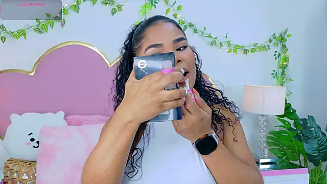 NahiaraReina online show from 25, 10, 2025