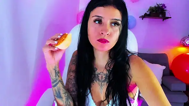 Snapshot of yenny_garcia chatting on 22, 10, 2025 yenny garcia online show from 22, 10, 2025