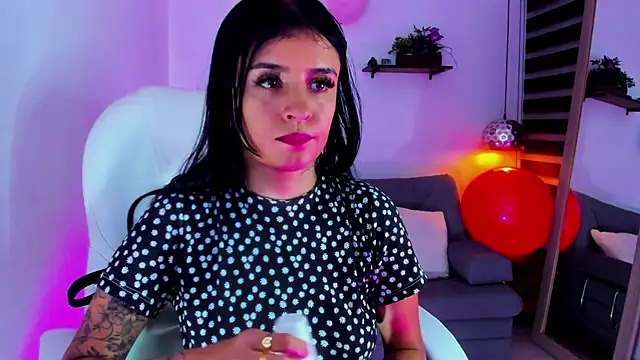 Snapshot of yenny_garcia chatting on 4, 11, 2025 yenny garcia online show from 4, 11, 2025