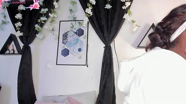 Snapshot of Khenta_Michells chatting on 5, 5, 2026 Khenta Michells online show from 5, 5, 2026