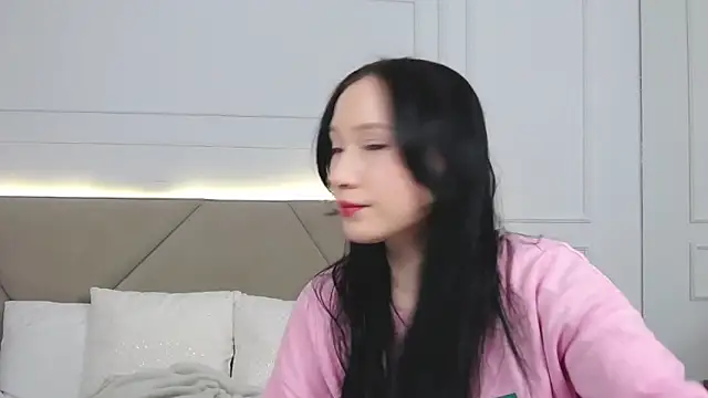 LeilaLow online show from 25, 1, 2025