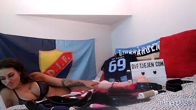 Snapshot of Dif-tjejen chatting on 1, 2, 2025 Dif-tjejen online show from 1, 2, 2025