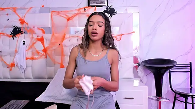 BritneyCollins online show from 13, 10, 2025