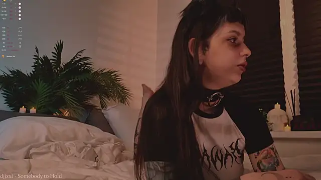 Snapshot of MichaellaMoon chatting on 30, 10, 2025 MichaellaMoon online show from 30, 10, 2025