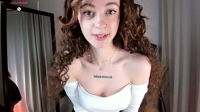 Snapshot of Curly_Moon chatting on 28, 4, 2026 Curly Moon online show from 28, 4, 2026