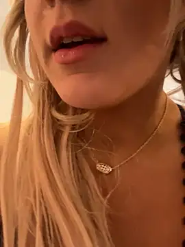 Snapshot of EllaSnow chatting on 10, 3, 2025 EllaSnow online show from 10, 3, 2025