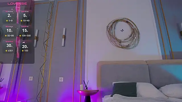 Smiley Mia online show from 5, 2, 2025