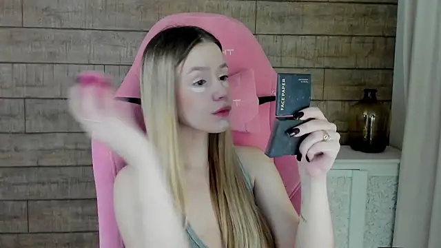 Snapshot of MilanaBalmain chatting on 16, 11, 2025 MilanaBalmain online show from 16, 11, 2025