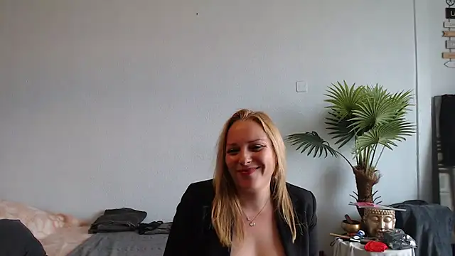 Snapshot of Doucelouve9 chatting on 19, 2, 2025 Doucelouve9 online show from 19, 2, 2025