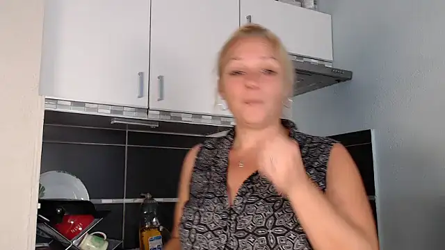 Snapshot of Doucelouve9 chatting on 24, 9, 2025 Doucelouve9 online show from 24, 9, 2025