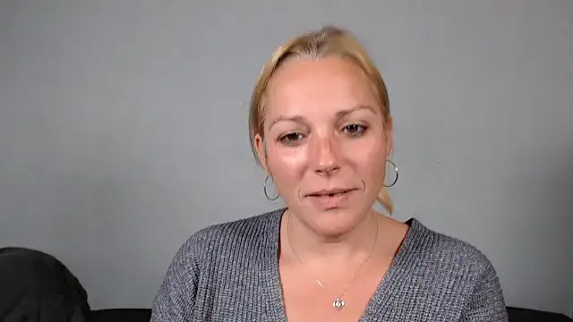 Snapshot of Doucelouve9 chatting on 18, 12, 2025 Doucelouve9 online show from 18, 12, 2025