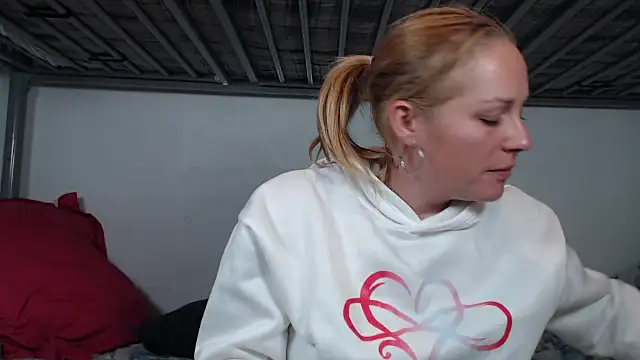 Snapshot of Doucelouve9 chatting on 2, 2, 2026 Doucelouve9 online show from 2, 2, 2026