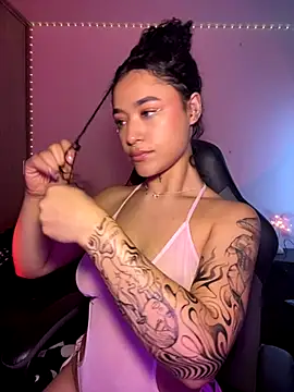 Crystal Dluna online show from 4, 12, 2025