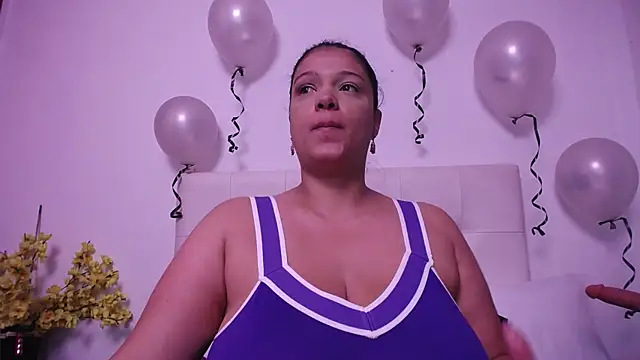 Nicol Love0 online show from 14, 4, 2026