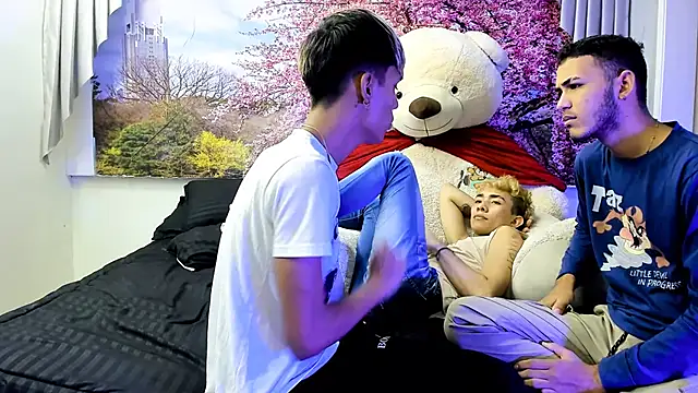 Snapshot of StrawwBoys chatting on 9, 1, 2025 StrawwBoys online show from 9, 1, 2025