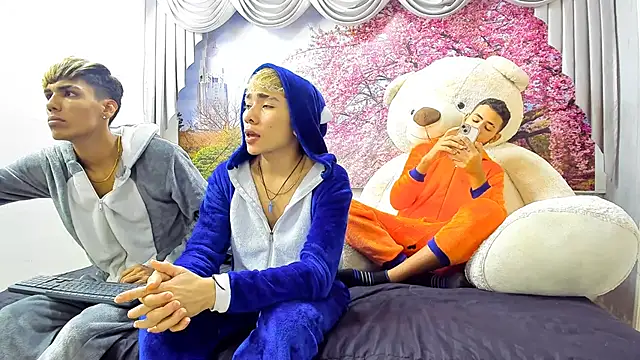 Snapshot of StrawwBoys chatting on 13, 1, 2025 StrawwBoys online show from 13, 1, 2025