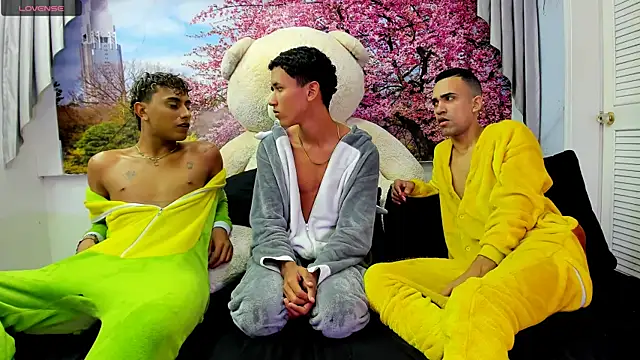 Snapshot of StrawwBoys chatting on 19, 3, 2025 StrawwBoys online show from 19, 3, 2025