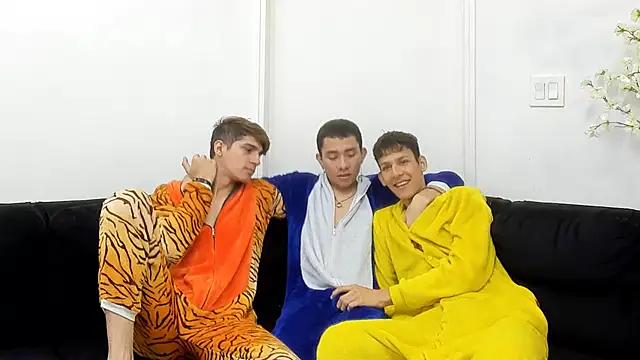 Snapshot of StrawwBoys chatting on 2, 10, 2025 StrawwBoys online show from 2, 10, 2025