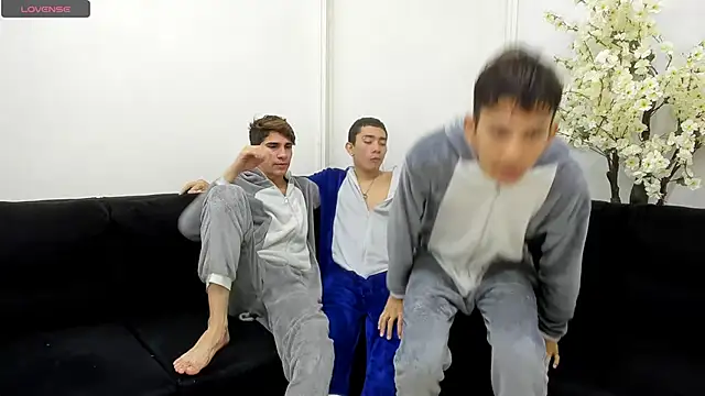 Snapshot of StrawwBoys chatting on 3, 10, 2025 StrawwBoys online show from 3, 10, 2025