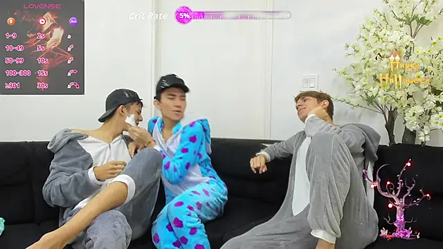 Snapshot of StrawwBoys chatting on 16, 10, 2025 StrawwBoys online show from 16, 10, 2025