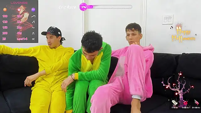 Snapshot of StrawwBoys chatting on 7, 11, 2025 StrawwBoys online show from 7, 11, 2025