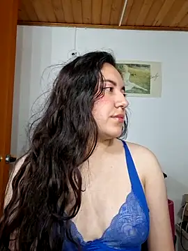 Snapshot of Emi_chik chatting on 24, 4, 2026 Emi chik online show from 24, 4, 2026