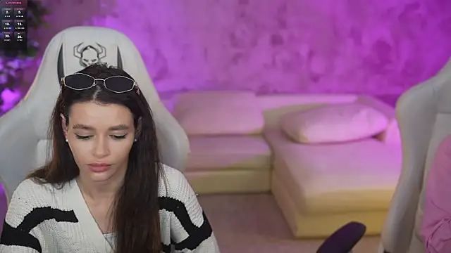 Julia  Star  online show from 12, 3, 2025