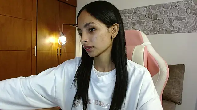Snapshot of AnnitaSerna_ chatting on 10, 10, 2025 AnnitaSerna online show from 10, 10, 2025