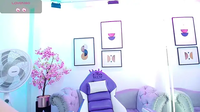 Snapshot of Ema_louis_ chatting on 4, 5, 2026 Ema louis online show from 4, 5, 2026