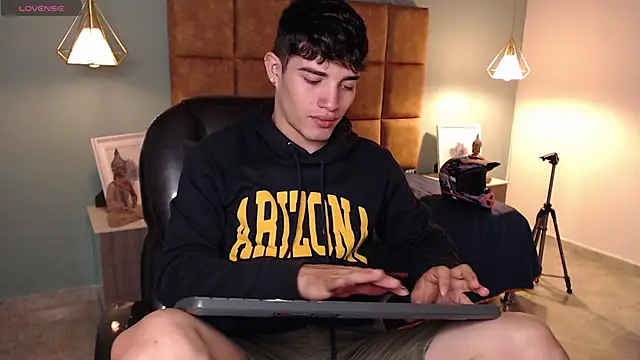 AlejooTwink online show from 10, 2, 2025