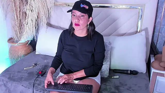 Snapshot of Slut_Milf_ chatting on 22, 9, 2025 Slut Milf  online show from 22, 9, 2025