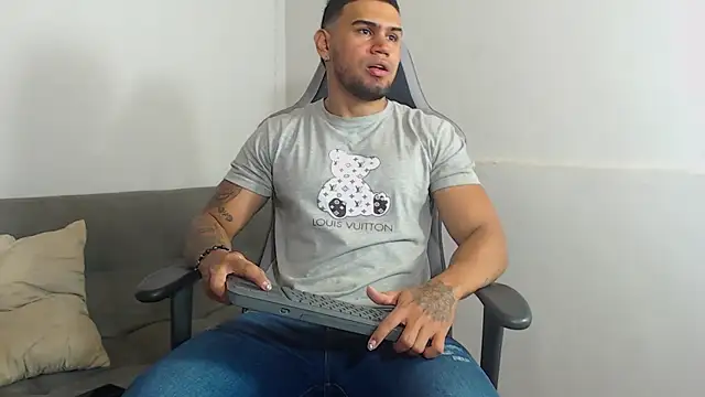 Snapshot of Aaron_Hunter_ chatting on 7, 10, 2025 Aaron Hunter online show from 7, 10, 2025