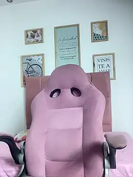 Snapshot of _18_laura chatting on 20, 12, 2024 18 laura online show from 20, 12, 2024