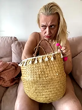 Melinastarr online show from 17, 11, 2025