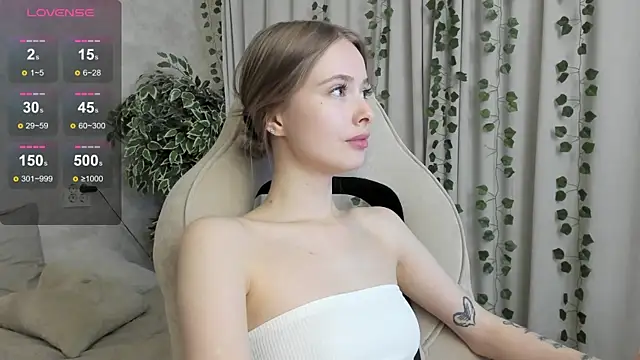 Snapshot of mell_milles chatting on 6, 11, 2025 mell milles online show from 6, 11, 2025