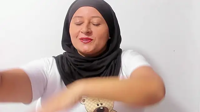 Snapshot of azahara_musli chatting on 8, 1, 2026 azahara musli online show from 8, 1, 2026