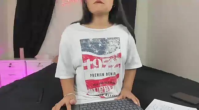 Snapshot of lindacastro02 chatting on 27, 2, 2025 lindacastro02 online show from 27, 2, 2025