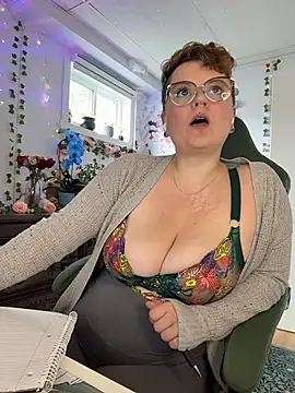 Snapshot of Sweetleeahxx chatting on 30, 5, 2026 Sweetleeahxx online show from 30, 5, 2026
